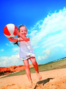 PLAYTIME Farverig Oppustelig Strandbold Ø23,5cm - GiftRetail IT1627